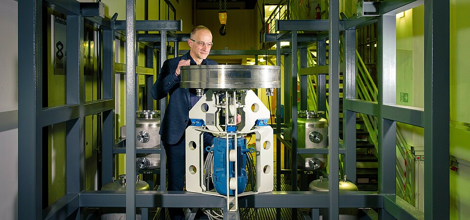 Lower emissions in the cement industry: Prof Dr Jens-Uwe Repke next to part of the pilot plant for CO2 reduction at TU Berlin Lower emissions in the cement industry: Prof Dr Jens-Uwe Repke next to part of the pilot plant for CO2 reduction at TU Berlin