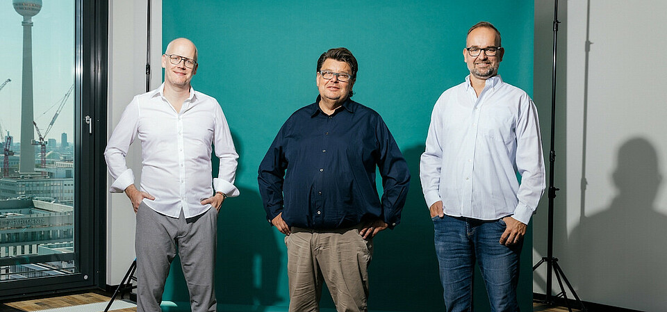 Caeli Wind founders Heiko Bartels and Ben Schlemmermeier with managing director Andreas Rieckhoff.