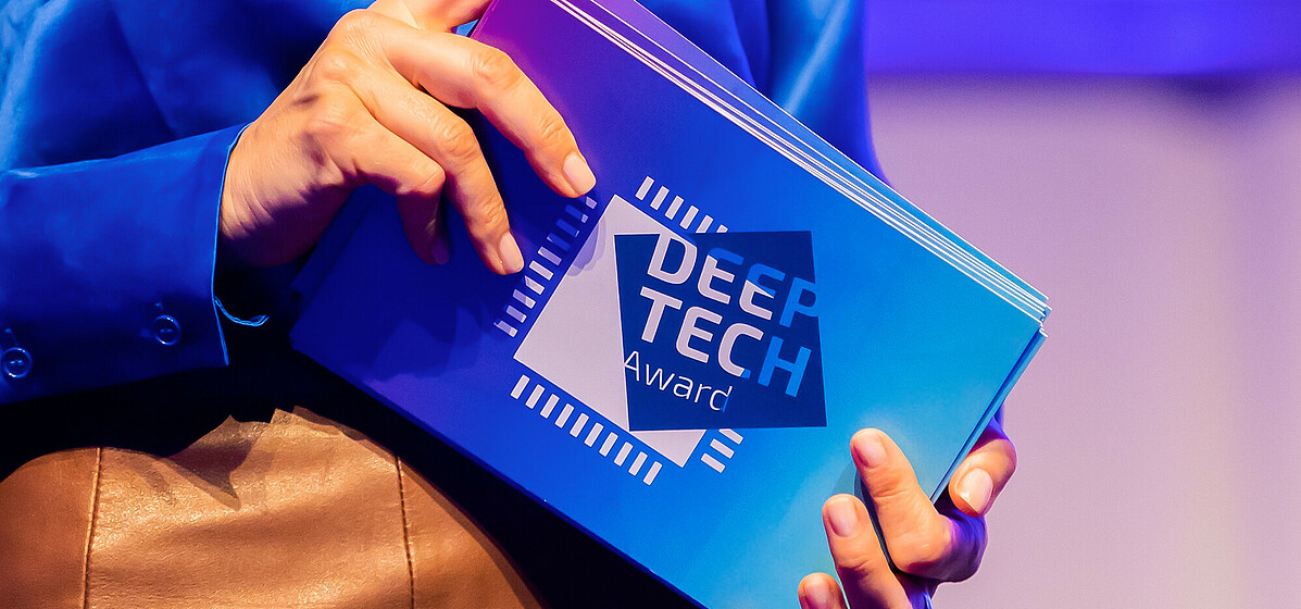 Deep Tech Stars on cardboard – “And the winner is ….” In July 2023 the 8th Deep Tech Awards ceremony took place in Berlin