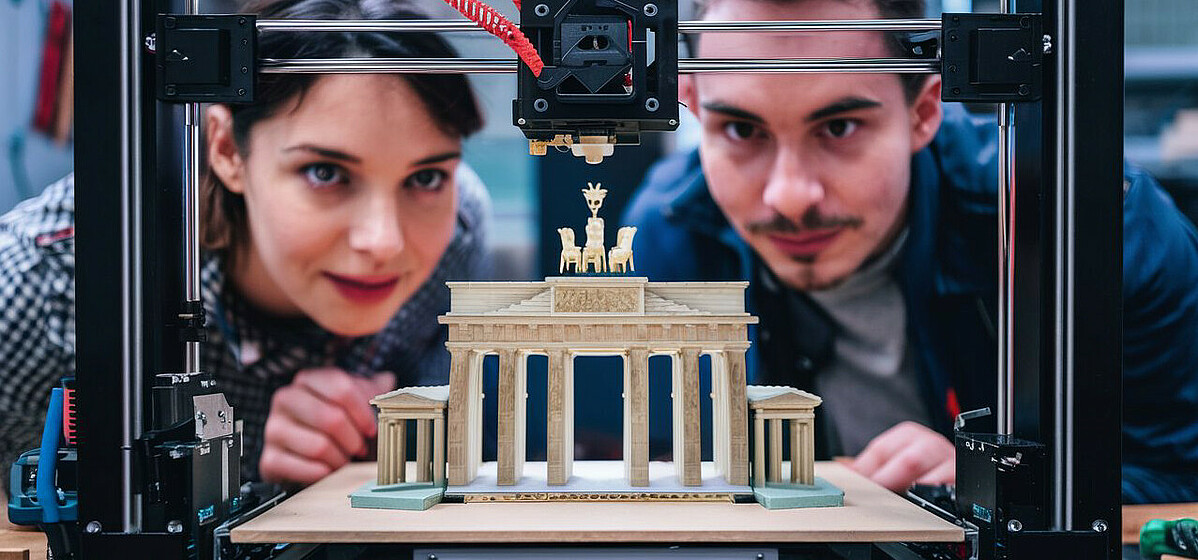 Growing layer by layer – additive manufacture in Berlin The Brandenburg Gate in a 3D printer